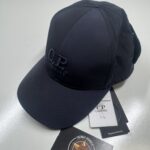 CP COMPANY 146A CHROME GOGGLE CAP IN NAVY.
