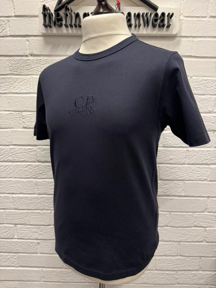 img_5310-2 CP COMPANY 30/2 MERCERIZED JERSEY TWISTED EMBROIDERY T-SHIRT - NAVY
XS. / P2P 19” - Image 1