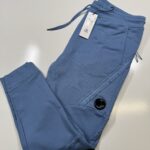 CP COMPANY 084A DIAGONAL RAISED FLEECE LENS POCKET SWEATPANTS IN BLUE / 818   -    XXL  / w38”