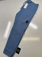 CP COMPANY 084A DIAGONAL RAISED FLEECE LENS POCKET SWEATPANTS IN BLUE / 818   -    XXL  / w38” - Image 2