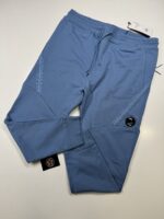 CP COMPANY 084A DIAGONAL RAISED FLEECE LENS POCKET SWEATPANTS IN BLUE / 818   -    XXL  / w38” - Image 3