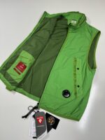 CP COMPANY G.D.P POLARTEC LENS GILET VEST IN CLASSIC GREEN. - Image 2