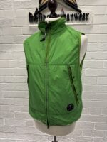 CP COMPANY G.D.P POLARTEC LENS GILET VEST IN CLASSIC GREEN. - Image 7
