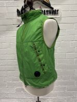 CP COMPANY G.D.P POLARTEC LENS GILET VEST IN CLASSIC GREEN. - Image 9