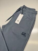CP COMPANY 062B JOGGING PANT IN BRUSHED EMERIZED DIAGONAL FLEECE - SKY BLUE / 851 - Image 3