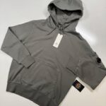 CP COMPANY COTTON DIAGONAL FLEECE HOODED SWEATSHIRT IN GREY.