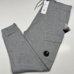 CP COMPANY 017A DIAGONAL RAISED FLEECE JOGGING PANTS IN GREY / M93   -      XXXL.    / w40”