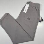 CP COMPANY 180A JOGGING PANT IN COTTON FLEECE - DRIZZLE GREY / 913   -    Large  / w34”.