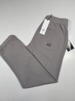 CP COMPANY 180A JOGGING PANT IN COTTON FLEECE - DRIZZLE GREY / 913   -    Large  / w34”.