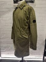 CP COMPANY 069A TWILL LONG PARKA LENS JACKET IN VINTAGE KHAKI -    Large / P2P 24” - Image 12