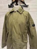 CP COMPANY 069A TWILL LONG PARKA LENS JACKET IN VINTAGE KHAKI -    Large / P2P 24” - Image 9