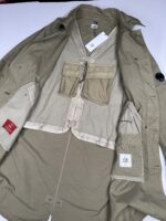 CP COMPANY 069A TWILL LONG PARKA LENS JACKET IN VINTAGE KHAKI -    Large / P2P 24” - Image 4