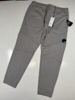 CP COMPANY 084A DIAGONAL RAISED FLEECE JOGGING PANTS IN DRIZZLE GREY - XXL  / w38” - Image 4