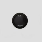 CP COMPANY 
NEW ROUND LENS 45MM

Suitable for FLEECE / JACKETS / TROUSERS / KNITWEAR; acrylic lens without full UV protection.